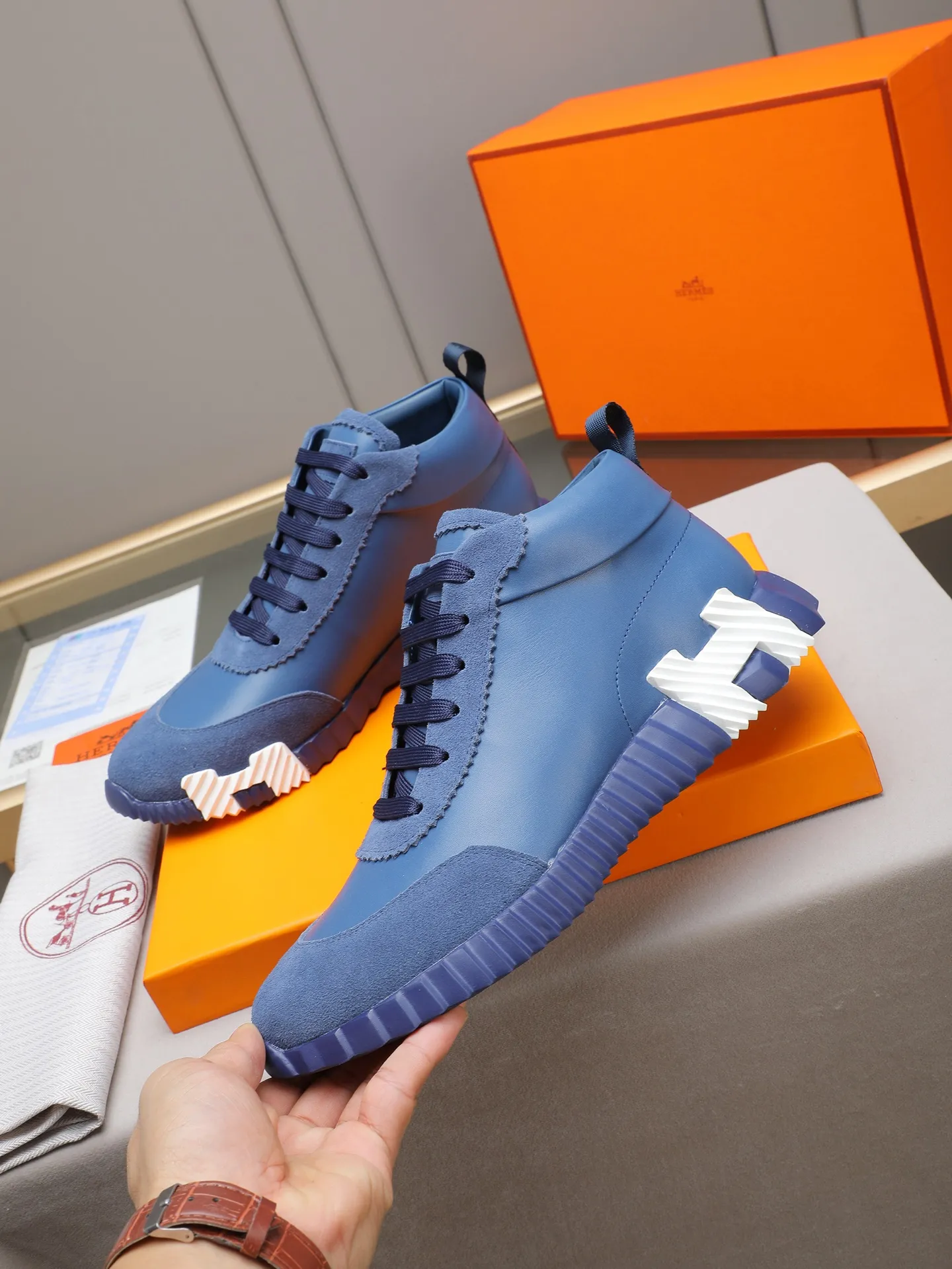 PPP460 (Hermes high-top men's shoes)🆕Men's sports shoes, decorated with textured calfskin details. Spliced ​​with original cowhide, this shoe draws inspiration from the equestrian world, integrating technical details and practical functions. Breathable sheep lining, original combination outsole, high-end quality, and every detail is perfectly combined! Size: 38-44 (45 can be customized)